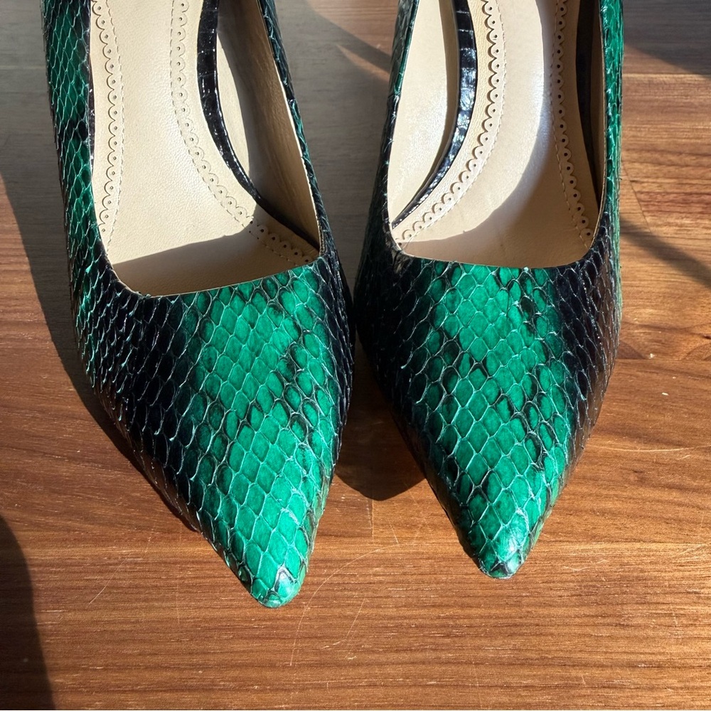 Pour La Victoire Green & Black Genuine Snakeskin Pumps, size 7 - Picture 9 of 13